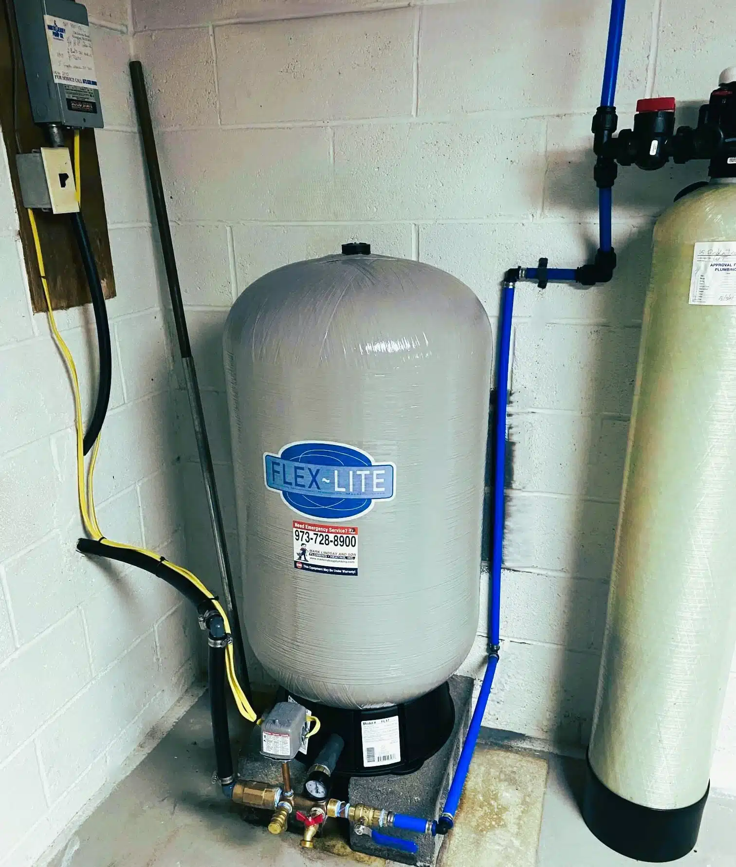 https://www.marklindsayplumbing.com/wp-content/uploads/flex-lite-pressure-tank.webp