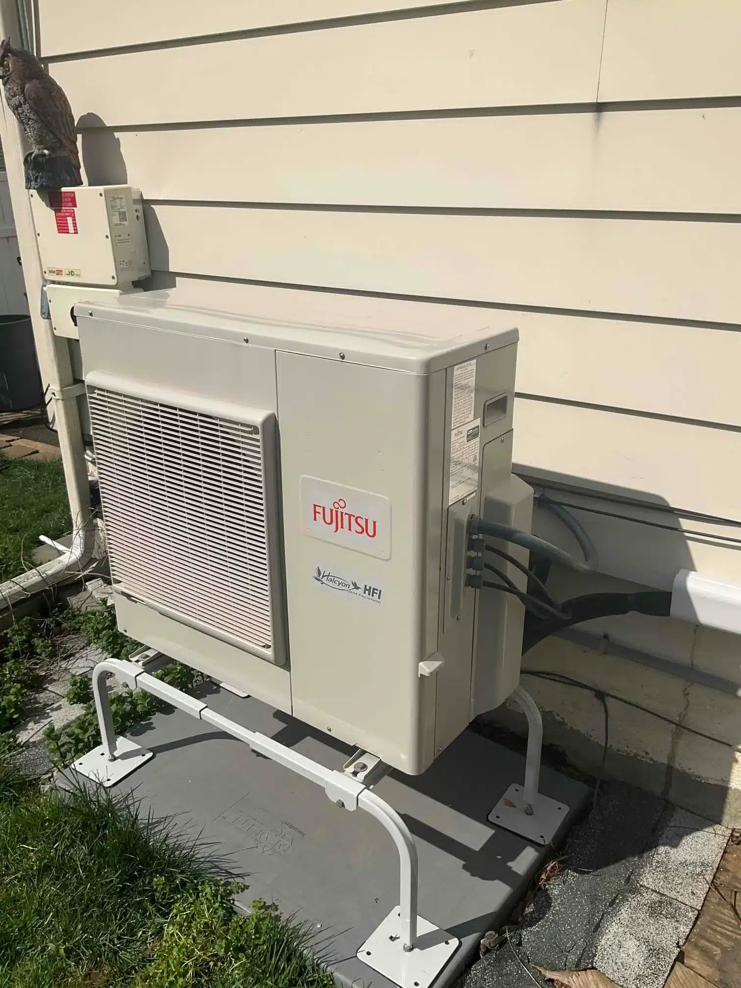 https://www.marklindsayplumbing.com/wp-content/uploads/fujitsu-mini-split-condenser.webp