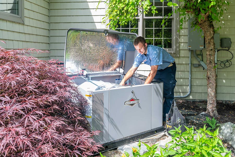 https://www.marklindsayplumbing.com/wp-content/uploads/tech_working_outside.jpg